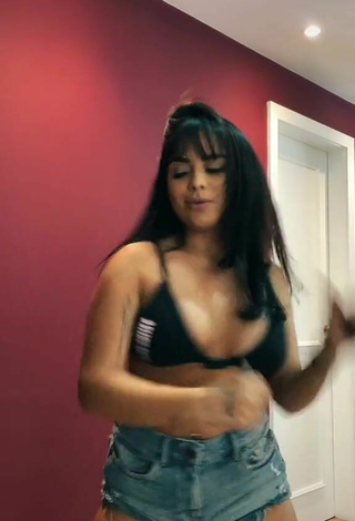 4. Sexy Tati Nunes Shows Cleavage in Black Bikini Top and Bouncing Breasts