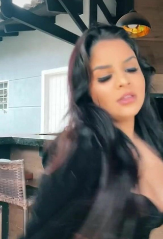 4. Hot Tati Nunes Shows Cleavage in Black Crop Top and Bouncing Tits