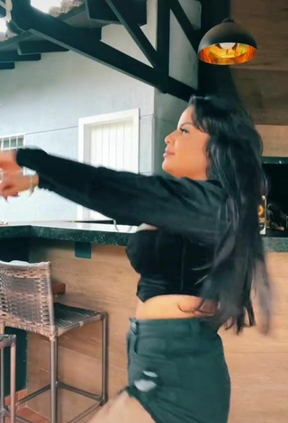 2. Sexy Tati Nunes Shows Cleavage in Black Crop Top and Bouncing Boobs