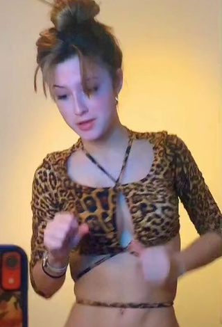 2. Sexy Mariana Taurozzi Shows Cleavage in Leopard Crop Top