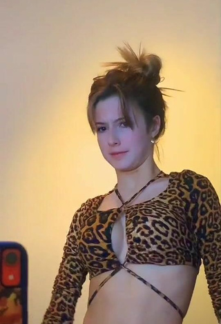 4. Sexy Mariana Taurozzi Shows Cleavage in Leopard Crop Top