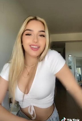 5. Teressa Dillon Shows Cleavage in Sexy White Crop Top and Bouncing Boobs