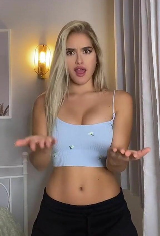 4. Gorgeous Teressa Dillon Shows Cleavage in Alluring Blue Crop Top and Bouncing Boobs