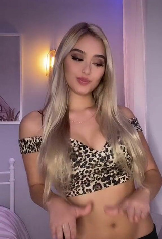 3. Fine Teressa Dillon Shows Cleavage in Sweet Leopard Crop Top
