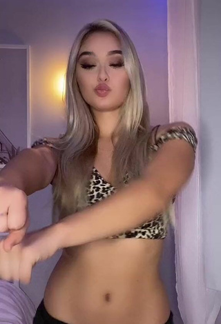 4. Fine Teressa Dillon Shows Cleavage in Sweet Leopard Crop Top