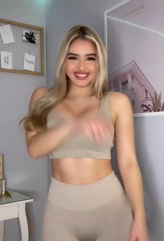 5. Sweetie Teressa Dillon Shows Cleavage in Beige Sport Bra and Bouncing Boobs