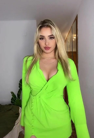 Amazing Teressa Dillon Shows Cleavage in Hot Lime Green Dress