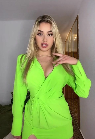 2. Amazing Teressa Dillon Shows Cleavage in Hot Lime Green Dress