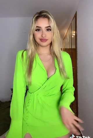 3. Amazing Teressa Dillon Shows Cleavage in Hot Lime Green Dress
