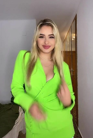 5. Amazing Teressa Dillon Shows Cleavage in Hot Lime Green Dress