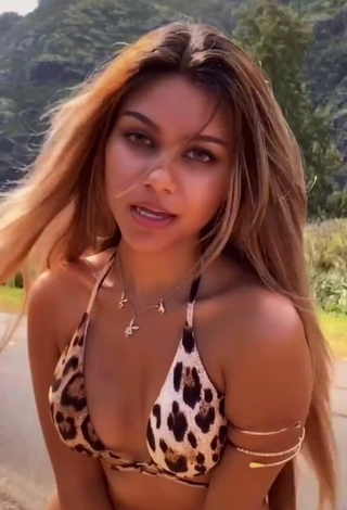 2. Sexy Maile Hammahz Shows Cleavage in Leopard Bikini