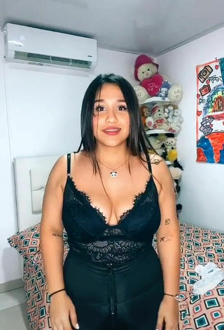 3. Sweet Dailyn Montañez Shows Cleavage in Cute Black Top and Bouncing Boobs