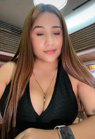 Beautiful Dailyn Montañez Shows Cleavage in Sexy Black Top