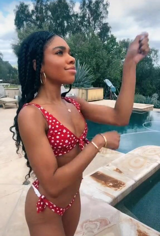 Teala Dunn Looks Amazing in Floral Bikini at the Swimming Pool and Bouncing Boobs