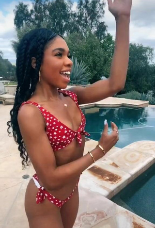 2. Teala Dunn Looks Amazing in Floral Bikini at the Swimming Pool and Bouncing Boobs
