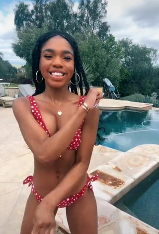 3. Teala Dunn Looks Amazing in Floral Bikini at the Swimming Pool and Bouncing Boobs