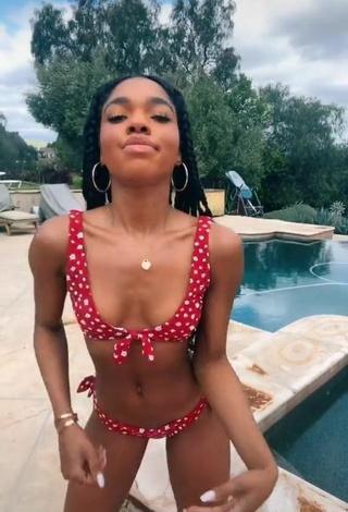 4. Teala Dunn Looks Amazing in Floral Bikini at the Swimming Pool and Bouncing Boobs