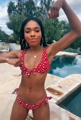 5. Teala Dunn Looks Amazing in Floral Bikini at the Swimming Pool and Bouncing Boobs