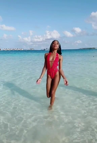 Teala Dunn Shows her Beautiful Butt in the Sea at the Beach