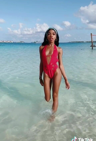4. Teala Dunn Shows her Beautiful Butt in the Sea at the Beach