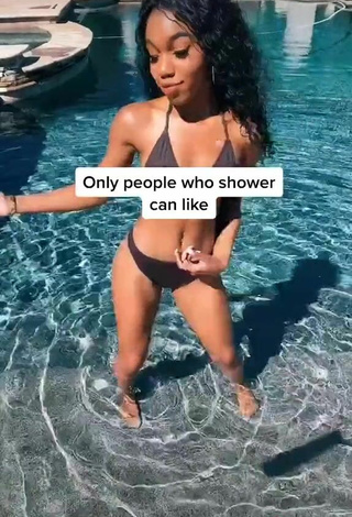 4. Teala Dunn Looks Cute in Black Bikini at the Swimming Pool