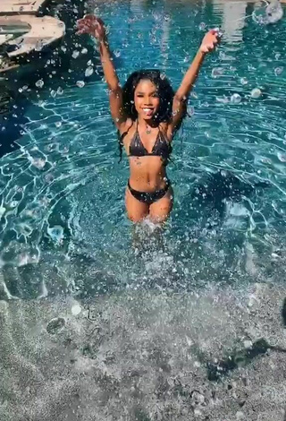 5. Teala Dunn Shows her Cute Butt at the Pool