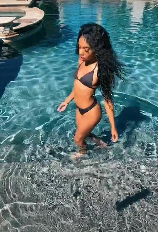 Teala Dunn Looks Sexy in Black Bikini at the Swimming Pool