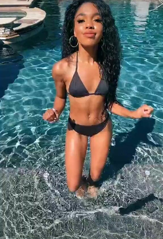 4. Teala Dunn Looks Sexy in Black Bikini at the Swimming Pool