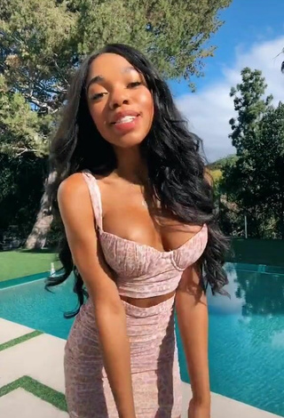 Hottie Teala Dunn Shows Cleavage in Leopard Crop Top at the Pool