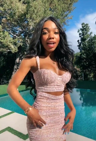 3. Hottie Teala Dunn Shows Cleavage in Leopard Crop Top at the Pool