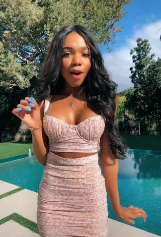 4. Hottie Teala Dunn Shows Cleavage in Leopard Crop Top at the Pool