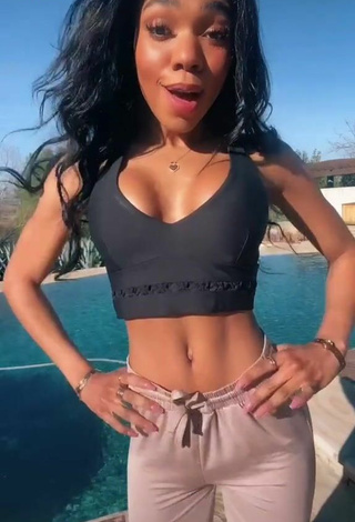 Sweet Teala Dunn Shows Butt at the Swimming Pool while Twerking