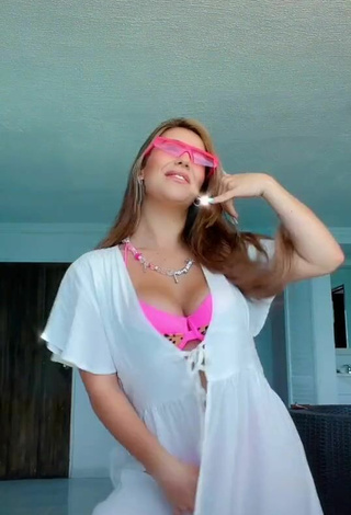 4. Hot Valentina Gómez Shows Cleavage in Pink Bikini and Bouncing Boobs