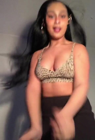 2. Sweetie Veondre Mitchell Shows Cleavage in Crop Top and Bouncing Tits