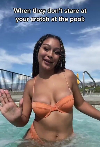 2. Hottie Veondre Mitchell Shows Cleavage in Orange Bikini Top at the Swimming Pool and Bouncing Boobs