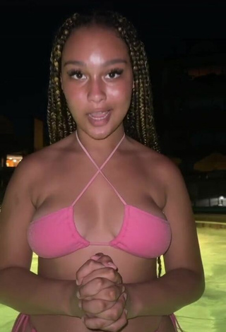 Beautiful Veondre Mitchell Shows Cleavage in Sexy Pink Bikini Top at the Pool