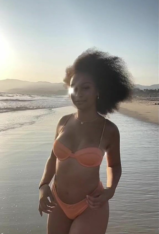 3. Hot Veondre Mitchell Shows Cleavage in Peach Bikini at the Beach