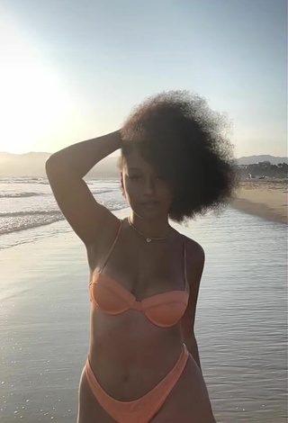 4. Hot Veondre Mitchell Shows Cleavage in Peach Bikini at the Beach