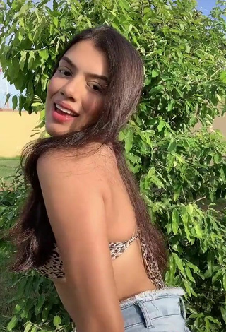 5. Attractive Victtoria Medeiros Shows Cleavage in Leopard Bikini Top