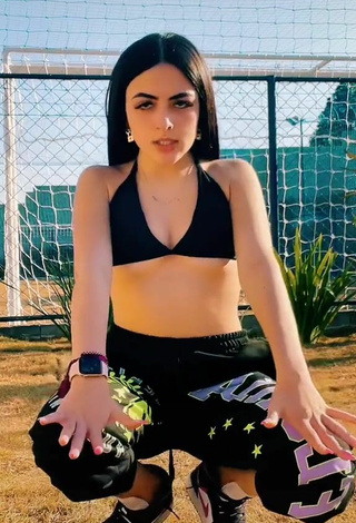 Sexy Vivi Shows Cleavage in Black Bikini Top while Twerking