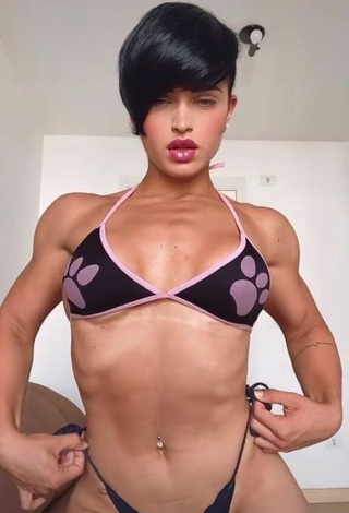3. Sexy Yanne in Bikini