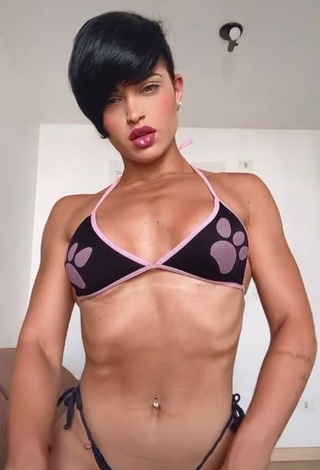 5. Sexy Yanne in Bikini