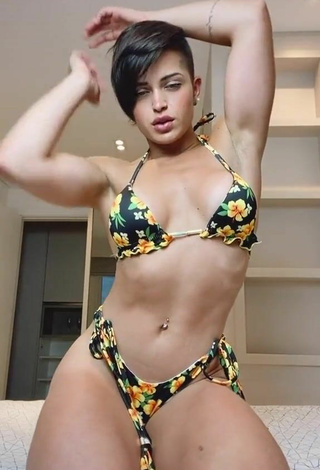 Beautiful Yanne Shows Cleavage in Sexy Floral Bikini