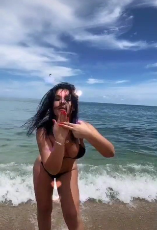 5. Erotic Yeimmy Shows Cleavage in Black Bikini at the Beach