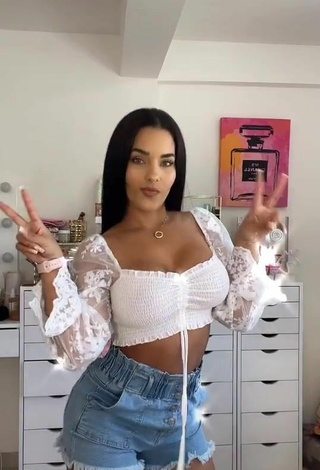 Erotic Yeimmy Shows Cleavage in White Crop Top