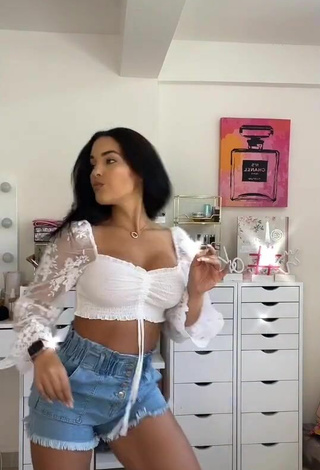 2. Erotic Yeimmy Shows Cleavage in White Crop Top