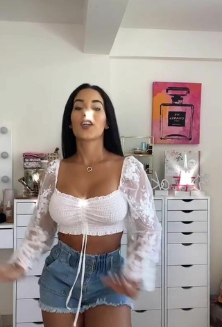 4. Erotic Yeimmy Shows Cleavage in White Crop Top