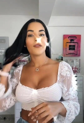 Amazing Yeimmy Shows Cleavage in Hot White Crop Top