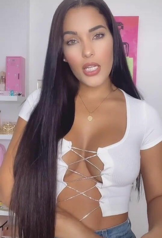 Sexy Yeimmy Shows Cleavage in White Crop Top