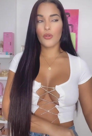 3. Sexy Yeimmy Shows Cleavage in White Crop Top